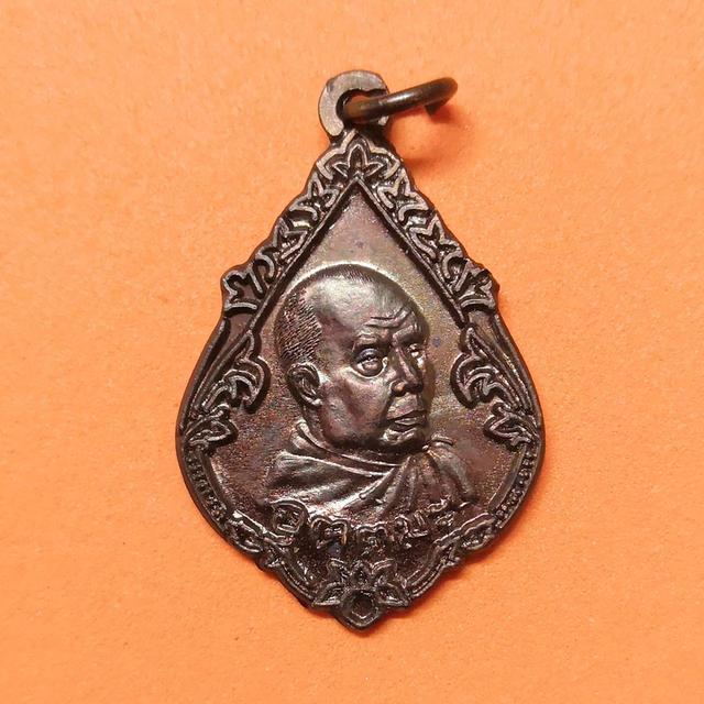 เหรียญ หลวงพ่ออุตตมะ วัดวังก์วิเวการาม หลัง กรมพระราชวังบวรสุรสิงหนาท จังหวัดทหารบกกาญจนบุรี จัดสร้างปี 2546 เนื้อทองแดง สูง 2.9 เซน พร้อมกล่องเดิม