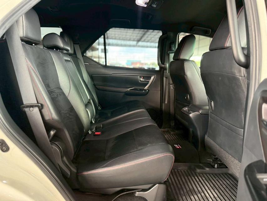 ปี 2022 TOYOTA FORTUNER, 2.8 GR SPORT BLACK TOP 4WD โฉม ปี15-ปัจจุบัน สีขาว ไมล์แท้ 44,313 8