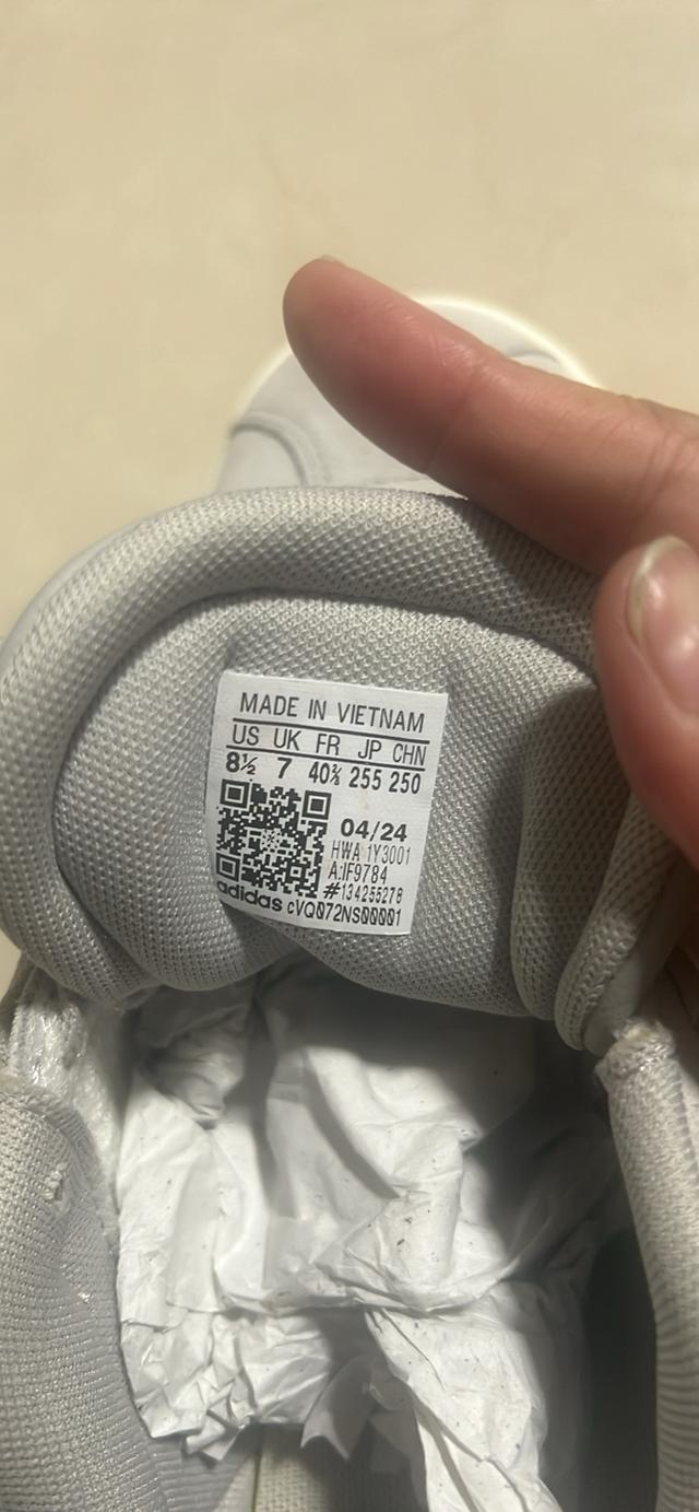 รองเท้าadidasแท้ ไซส์uk7 40.5 ยาว25.5 ใหม่ซื้อมาใส่ไม่ได้(ไม่มีกล่อง)  2