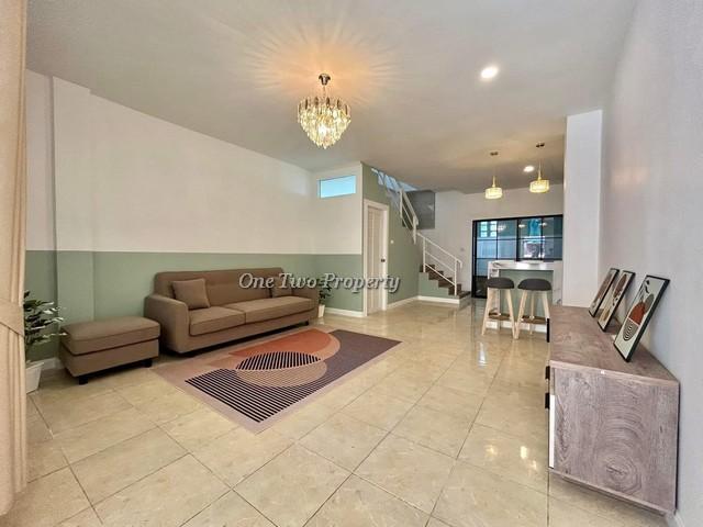 ขายทาวน์เฮ้าส์ 2 ชั้น  หมู่บ้านปัณณธร 3  พรประภานิมิต ตกแต่งครบ ติดถนนหลักของหมู่บ้าน ไม่มีค่าส่วนกลาง 6