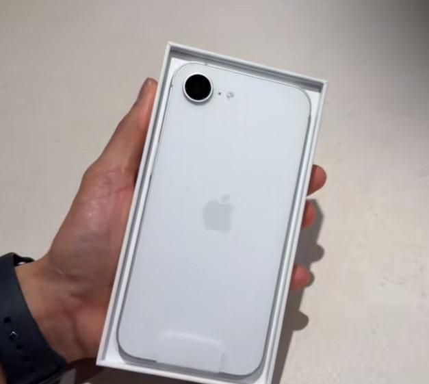 พร้อมปล่อย iPhone 16e สีขาว ใหม่แกะกล่อง