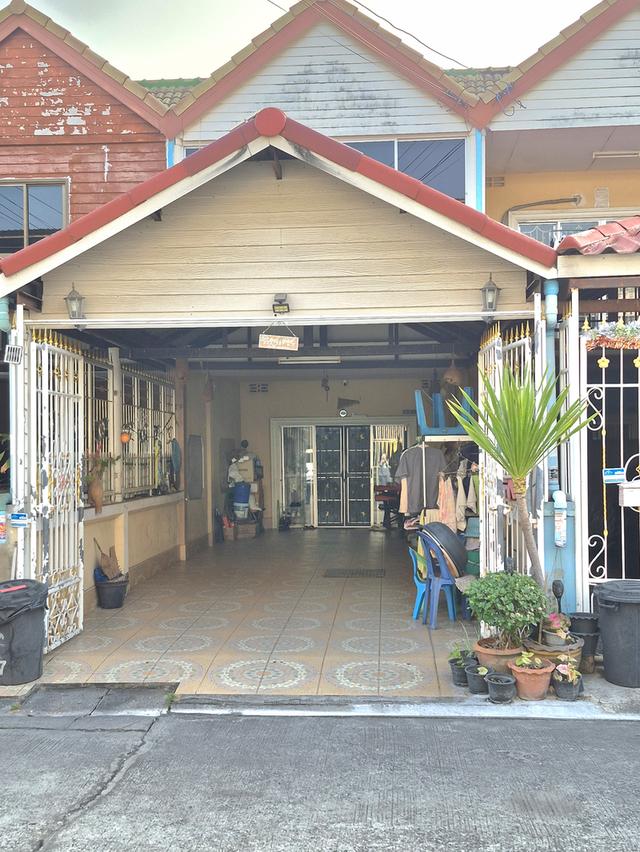 ทาวเฮ้าส์ 2 ชั้น 2ห้องนอน 2 ห้องน้ำ 1 ห้องโถง 1 ห้องครัว 2 ห้องเก็บของ 2 ที่จอดรถ 2