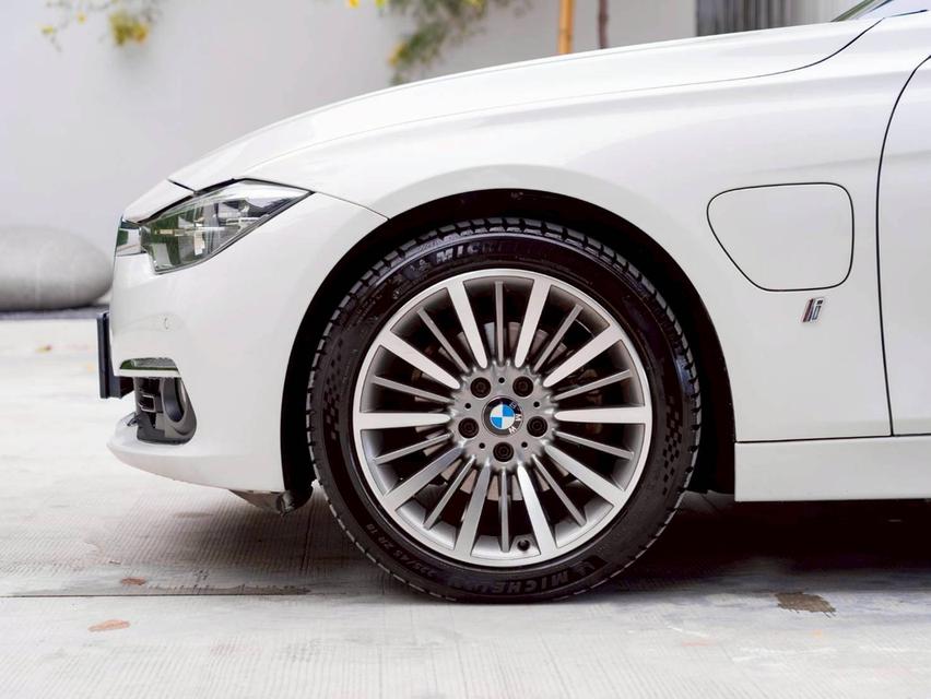BMW 330e Luxury ปีจด 2017 19