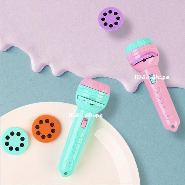 ไฟฉายโปรเจคเตอร์สุดน่ารัก เครื่องฉายโปรเจคเตอร์สำหรับเด็กมี 3 สีสุดฮิต มาพร้อมหัวเปลี่ยนภาพถึง 2 หัว รวม 16 ภาพของการ์ตูนและสัตว์นานาชนิด!