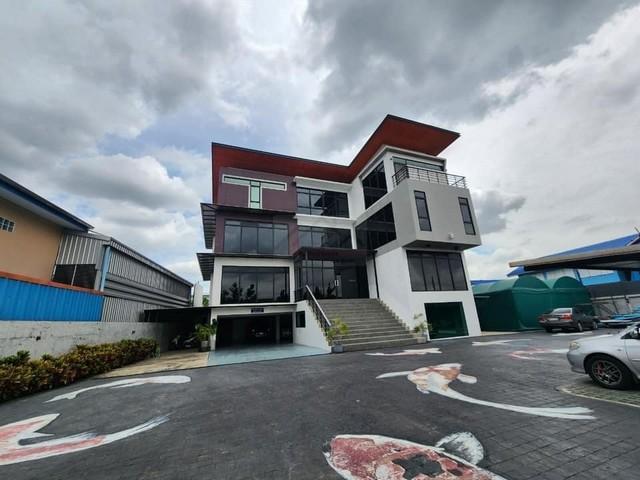 ขายอาคารสำนักงาน 4 ชั้น 296 ตรว. ถนนสุขาภิบาล 5 พร้อมลิฟท์ และที่พักด้านใน ใกล้ทางด่วน 1