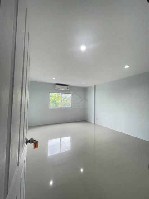 ให้เช่ายทาวน์โฮม 3 ชั้น 22 ตารางวา 4 ห้องนอน ซอยนวลจันทร์ 31 ใกล้ Central EastVille 1