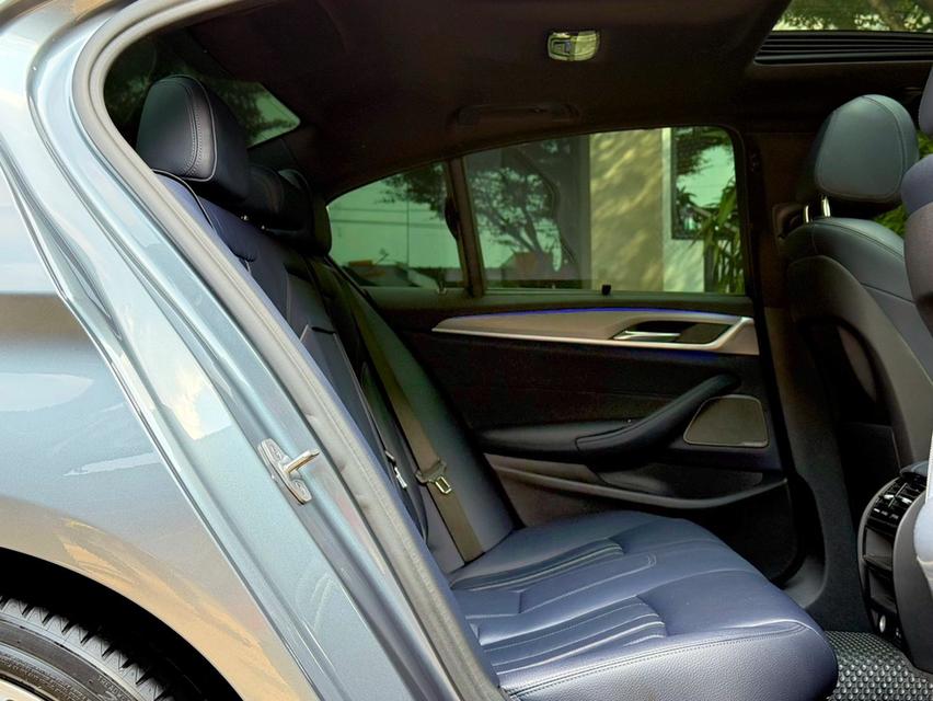 2020 BMW 530 MSPORT ( หน้าจอ ID7 ) รถมือเดียวออกป้ายแดง OPTION พิเศษ ภายนอกสี BLUESTONE ภายในสี NIGHT BLUE EXCLUSIVE รถวิ่งน้อย ประวัติศูนย์ครบ รูปที่ 14
