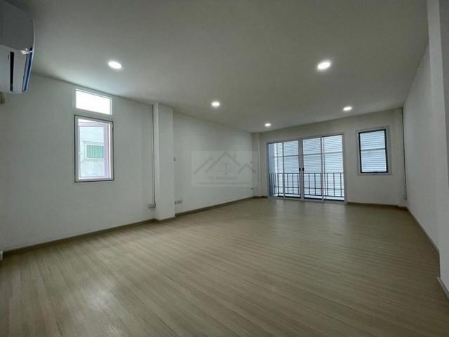 ให้เช่าทาวน์โฮม 3.5 ชั้น 4 ห้องนอน ลาดพร้าว 71 นาคนิวาส 27 ตกแต่งภายในอย่างดี เหมาะทำออฟฟิศและอยู่อาศัย