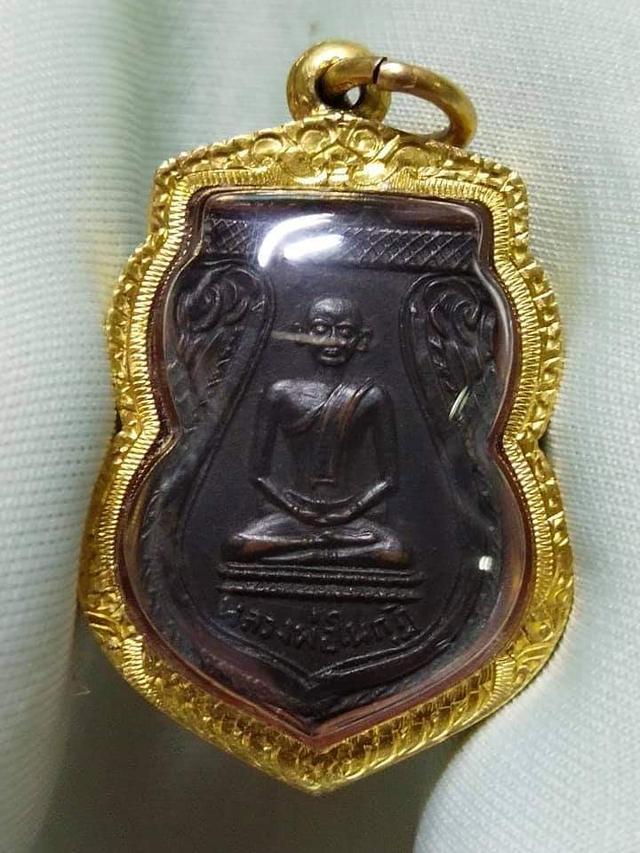 หลวงพ่อในกุฏิเลี่ยมทอง