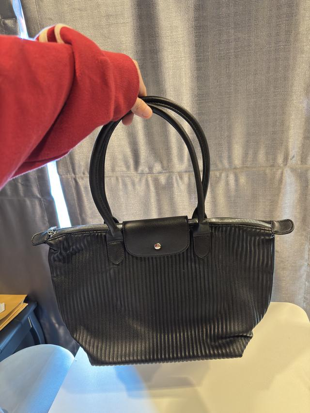 กระเป๋า tote bag สีดำ เรียบหรู เหมาะกับลุคลูกคุณหนู  6