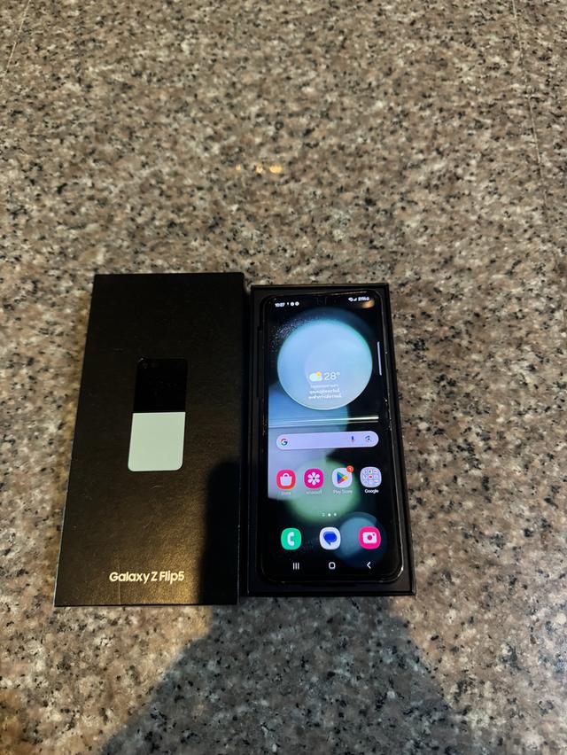 ขายๆๆๆถูกSamsungFlip5สีหายากMint 256กิ๊กมีกล่องอีมี่ตรงสูนTrueสภาพสวยการใช้งานดีเครื่องรีสโตได้ตลอดไม่มีติดแอคเค้าใดๆคับ สภาพ: 98% สวยๆคับไร้รอยตกบุ