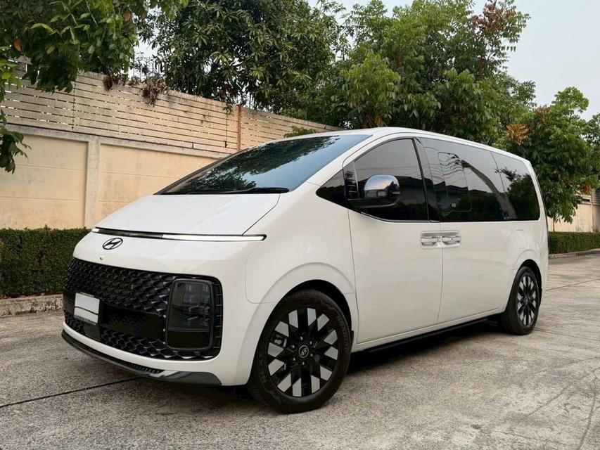 Hyundai Staria Premium Sunroof 2.2D 8AT ปี 2023 สีขาว Warranty หมด เดือน 5 ปี 28 หรือ 150,000 กิโล