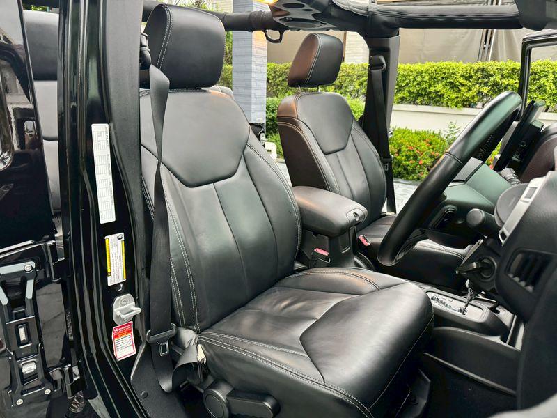 Jeep Wrangler Sahara 2.8 diesel 4wd Overland unlimited เน้นๆไมล์ 60,xxx กม. สีดำ ปี 2012 14