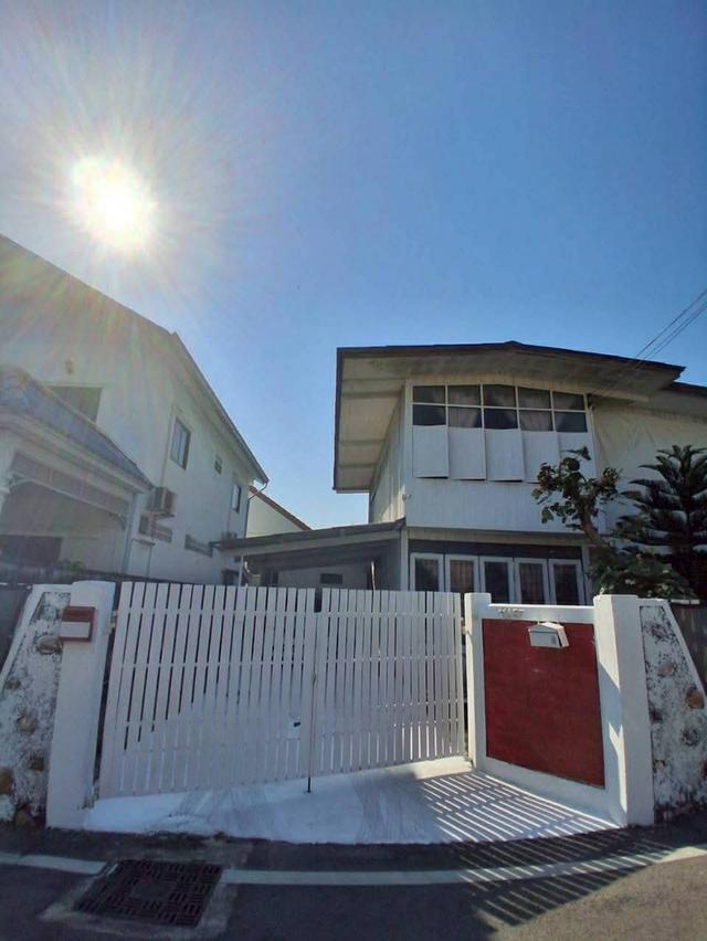 ขายบ้านไม้มะค่าพร้อมที่ดินฝั่งทะเล 100 ตร.วา 3 ห้องนอน 2 ห้องน้ำ 1 ห้องครัว 1 ห้องโถง ใจกลางตัวเมืองหัวหิน จ.ประจวบคีรีขันธ์ สนใจติดต่อ 095-8323344 3