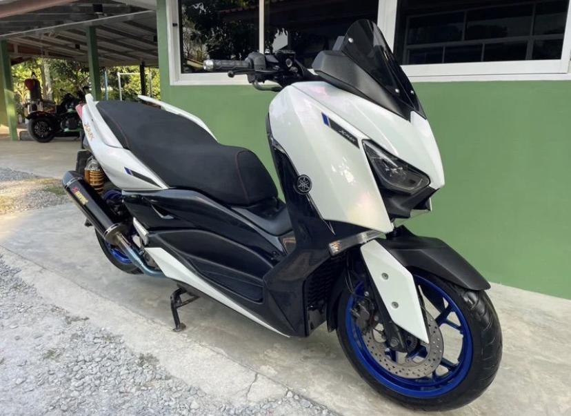 Yamaha Xmax 300 สีขาวล้อน้ำเงิน 2