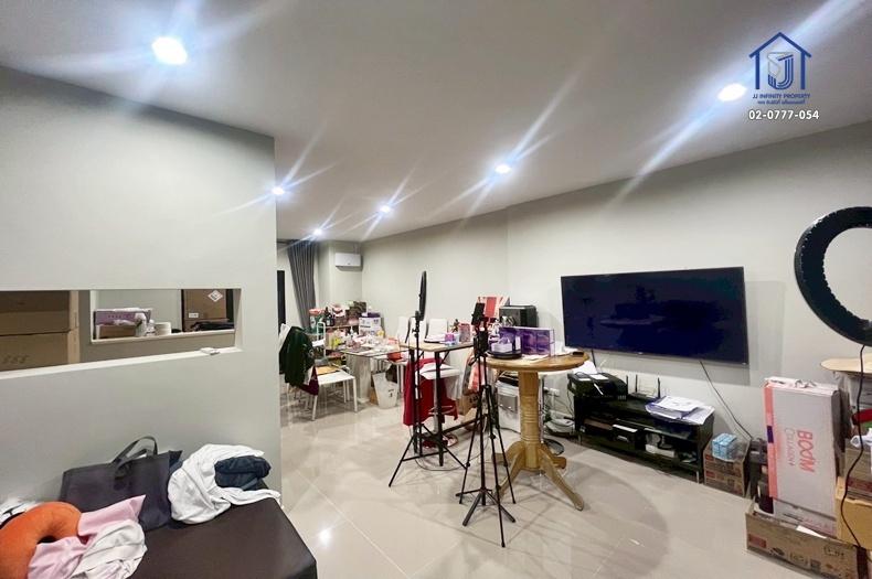 ขายทาวน์โฮม 3 ชั้น หมู่บ้านนลินอเวนิว พลัส ถนนสามวา หลังมุม ใกล้รถไฟฟ้าสายสีชมพู