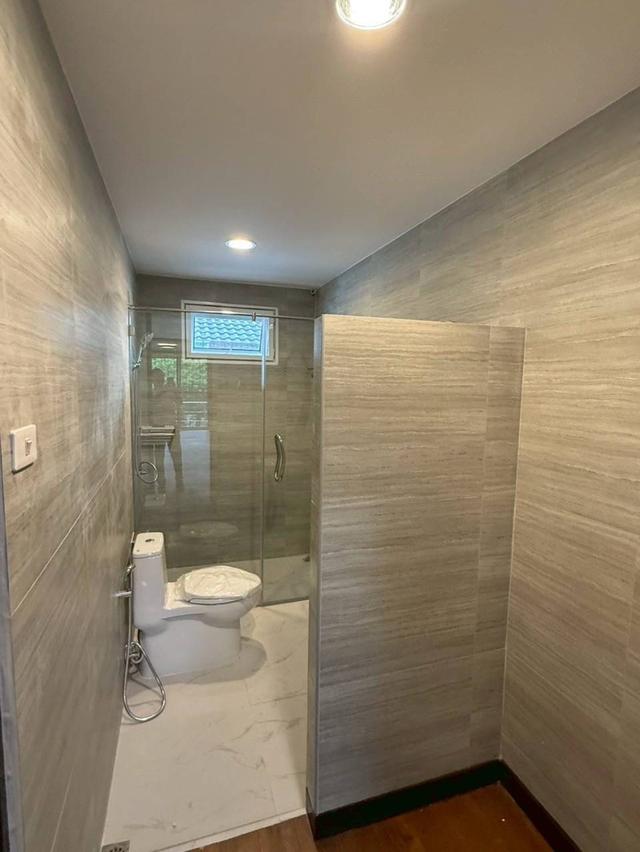 บ้านให้เช่า143ตรว.ถ.รามคำแหง60เข้าทางรามคำแหง68และกรุงเทพกรีฑา7สามารถจดในนามบริษัทได้ จอดรถได้หลายคัน ถนนหน้าบ้านกว้าง เดินทางสะดวก ว่างพร้อมเข้าอยู่ 13