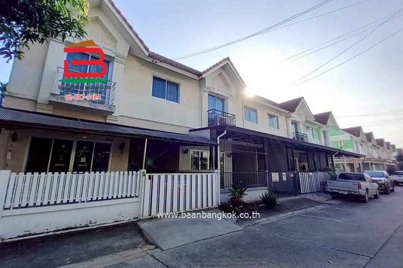 ทาวน์เฮาส์ หมู่บ้านประภาทรัพย์ 4 (ใกล้ห้างแฟชั่นไอส์แลนด์) เนื้อที่ 21 ตรว. แขวงบางชัน เขตคลองสามวา 2