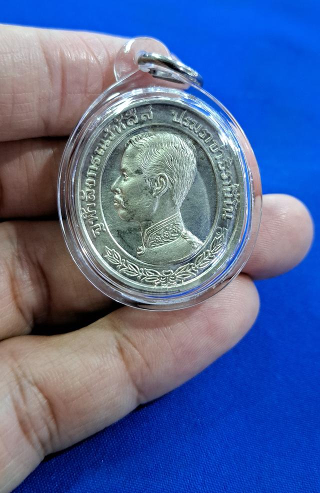 #เหรียญรุ่น ๕ แผ่นดิน ปี2537ถือว่าเป็นอีกหนึ่งรุ่นที่ออกแบบได้สวยงาม ด้านหน้าเหรียญเป็นรูปพระฉายาลักษณ์รัชกาลที่๕ครึ่งองค์