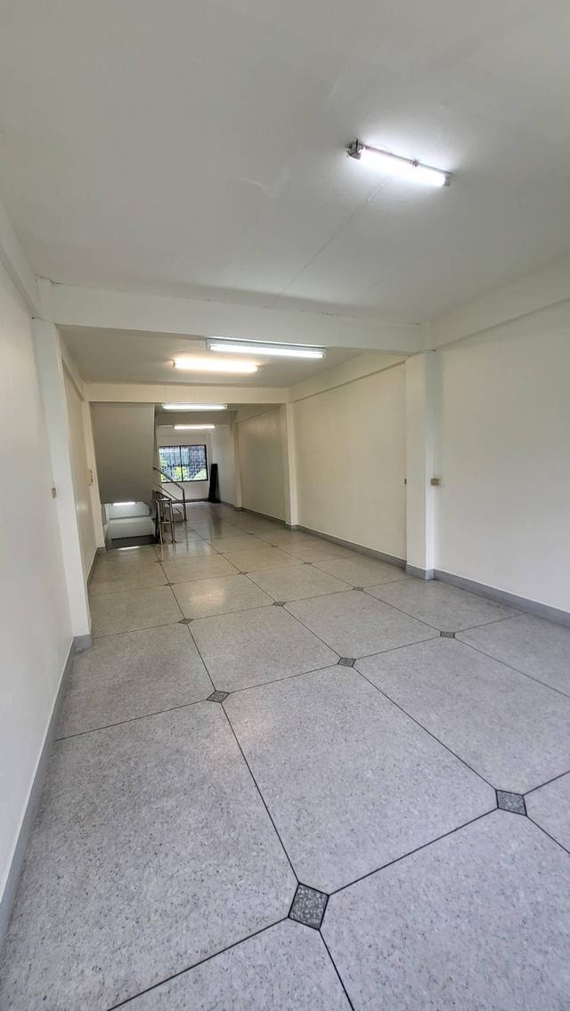 อาคารพาณิชย์ ซอยลาซาล สุขุมวิท 105 5