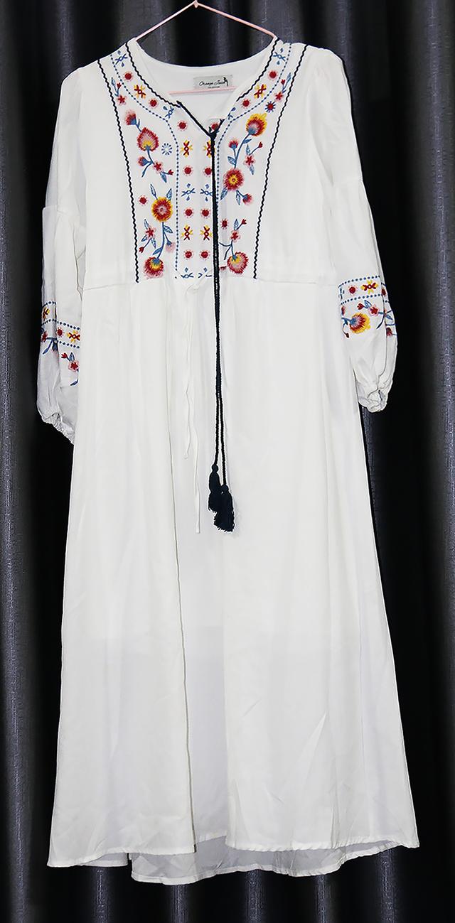 เดรสแม็กซี่ยาวปักลายดอกไม้สไตล์โบฮีเมียน (Boho Embroidered Maxi Dress – White)_@SP016
