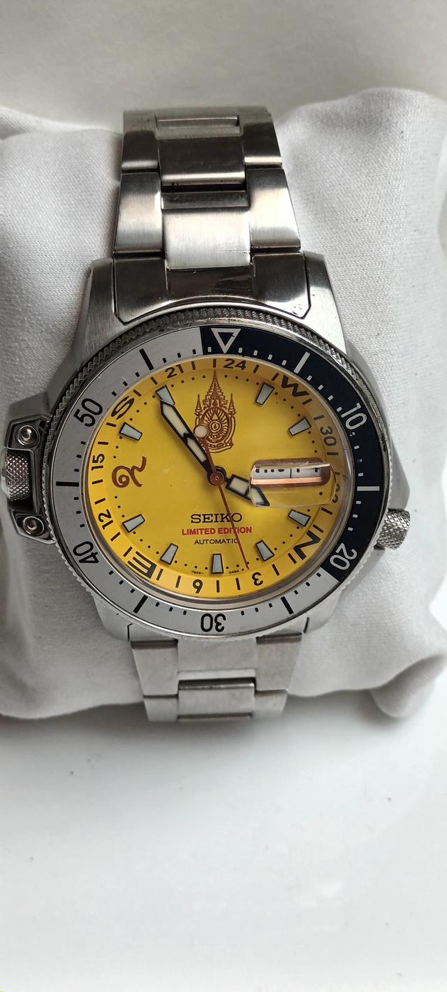 นาฬิกา Seiko สายเหล็ก พร้อมสายหนัง กล่องฉลองราชย์ของแท้ มีใบรับรอง เป็นของสะสม ยังสภาพดี มีครบซื้อมามือหนึ่ง อยากส่งต่อให้ความรู้สึกที่ควรคุณค่า