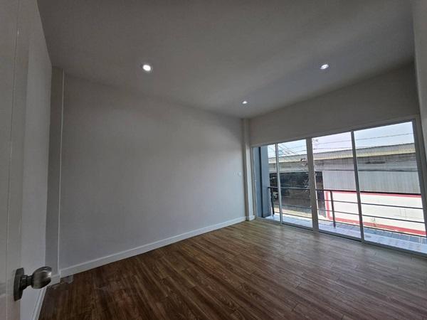 ขายทาวน์โฮม 3 ชั้น รีโนเวทใหม่ ข้างซอยวัดบางปิ้ง ถ.ศรีนครินทร์ อ.บางเมือง จ.สมุทรปราการ โทร 098-5459419 6