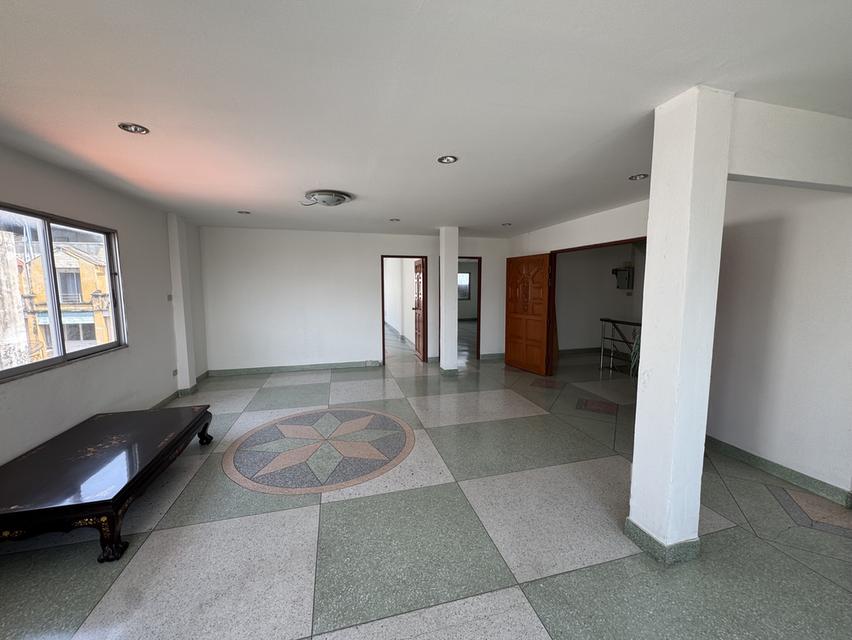 ขายต่ำกว่าราคาตลาด เป็นอาคารพาณิชย์ 2ห้อง 5ชั้น ห้องหัวมุม พื้นที่รวม 30 ตร.วา ภายในพื้นที่ใช้สอยเยอะมาก ประมาน 640 ตร.ม ยังไม่รวมดาดฟ้า 7