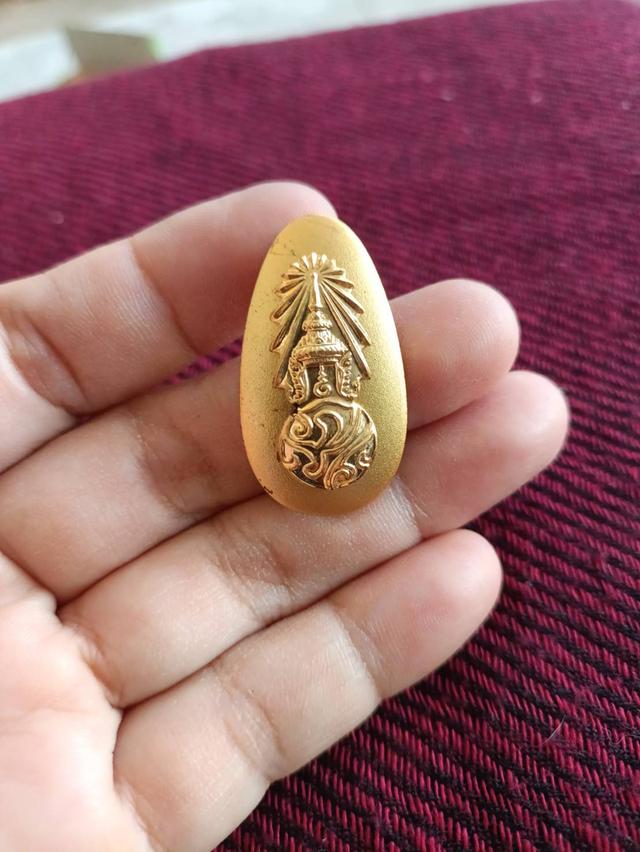 เข็มกลัด ภปร แบบประกบสองชิ้นเนื้อกะหลั่ยทอง  ขนาดสูง 3.5 ซม.