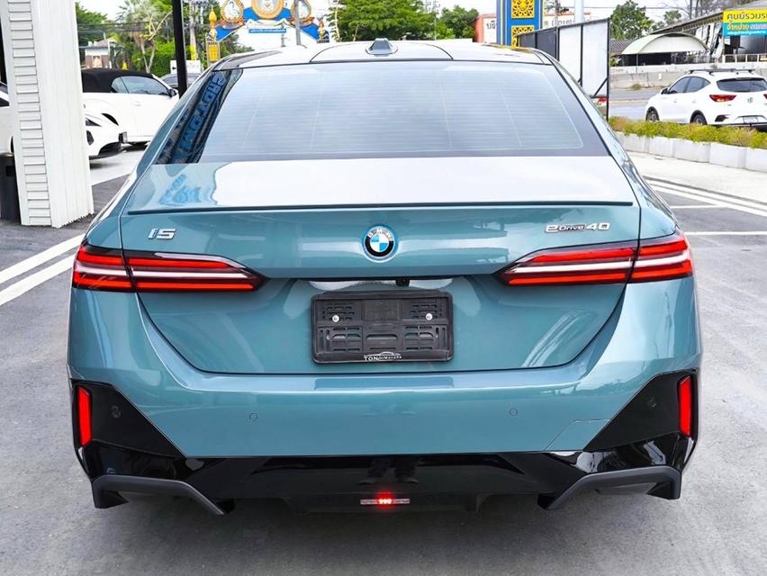 รหัสรถ KPV53 2024 BMW i5 eDrive40 M SPORT สีพิเศษ Cape York Green Metallic 17