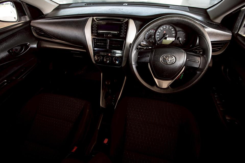 Toyota Yaris Ativ 1.2E ปี 2018 สีขาว มือเดียวป้ายแดง 17