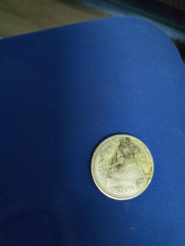 เหรียญ 2บาท สีทอง หล่อและปั้มไม่เรียบร้อยด้านก้อยแต่พื้นผิว เรียบ เหมือนเหรียญสมบูรณ์ รูปที่ 4