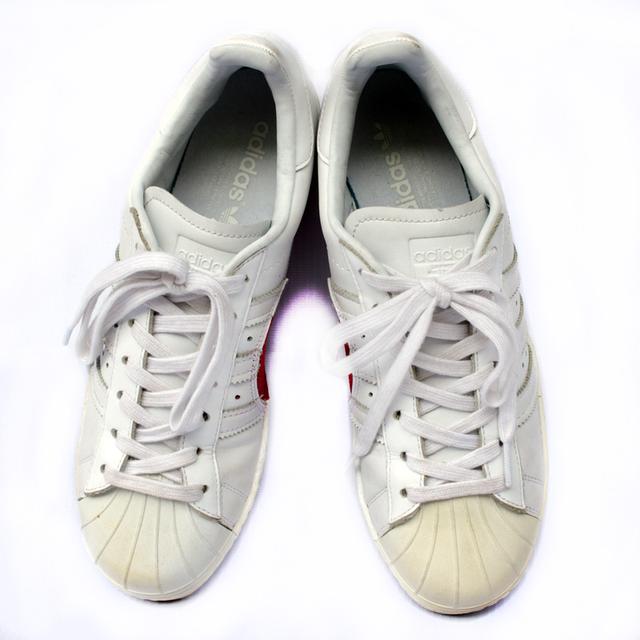 Adidas รองเท้าผ้าใบมือสอง สีขาวขลิบแดง สภาพงามๆ จัดส่งฟรี!!! เก็บปลายทาง