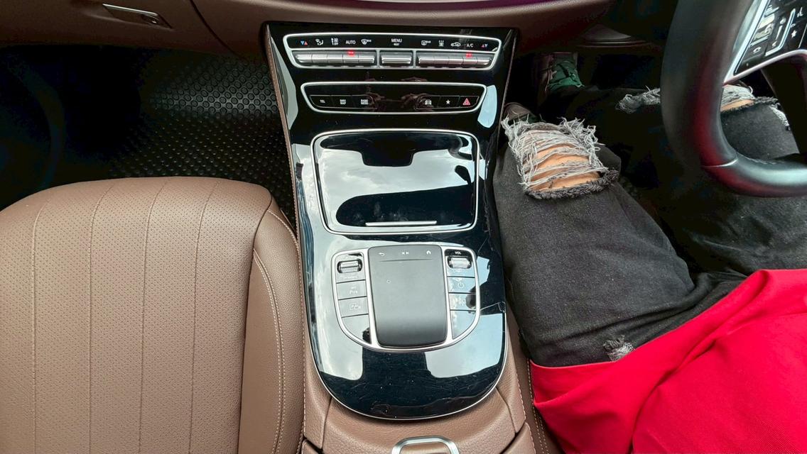 Mercedes-Benz E300e Avantgarde Facelift 2024 สีดำ มีไฟแนนซ์เหลือเปลี่ยนสัญญาผ่อนต่อได้ไม่ต้องใช้เงินออกรถ รูปที่ 12