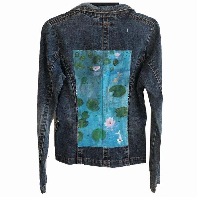 ทรงสูท ด้านหลังเพ้นท์สวยมาก งานอาร์ท ๆ ไม่ซ้ำใคร มีกระเป๋าข้าง ผ้านุ่มใส่สบาย พร้อมส่ง ไม่ต้องรอ