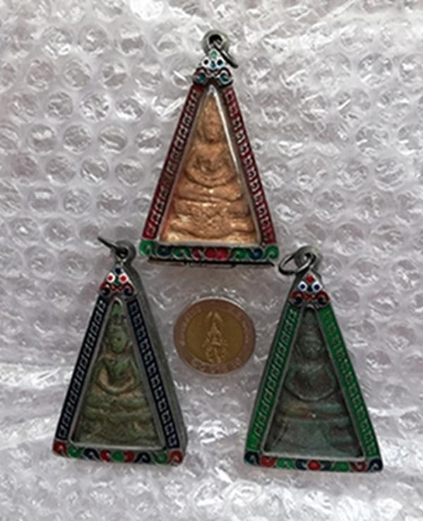 พระผงพิมพ์สามเหลี่ยมใหญ่ กรุวัดสามปลื้ม พ.ศ.๒๔๐๐-๒๔๘๓(เลี่ยมกรอบเงินทรงโบราณแกะลายไทยลงสีสวยงาม)