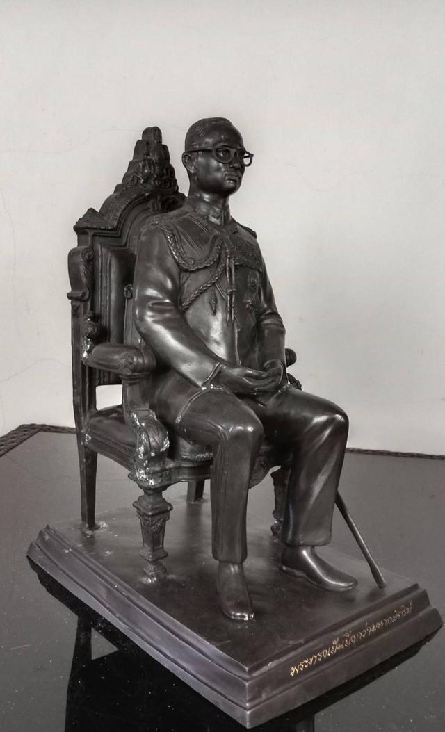 569.พระบรมรูปหล่อในหลวงรัชกาลที่ 9 พระบาทสมเด็จพระปรมินทรมหาภูมิพลอดุลยเดช ทรงประทับนั่งบัลลังก์ 7