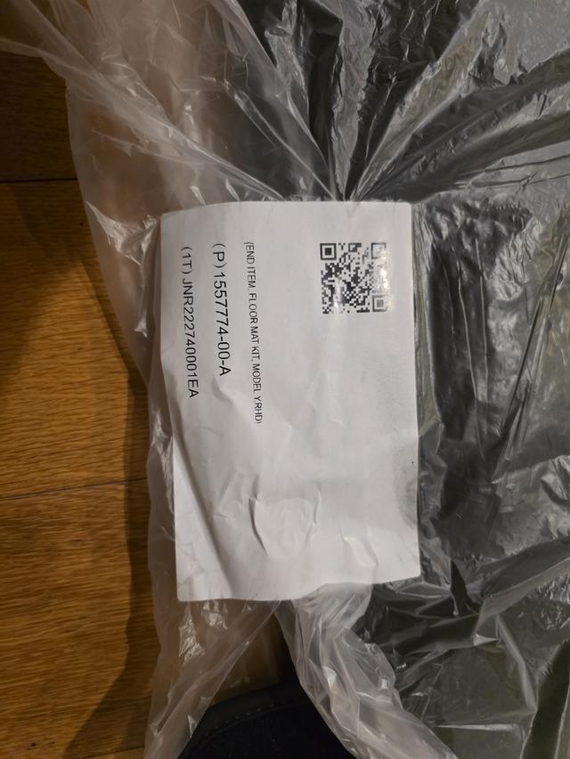 [FOR SALE] Genuine Tesla Model Y Floor Mats (พรมพื้นรถยนต์ Tesla Model Y ของแท้) รูปที่ 4