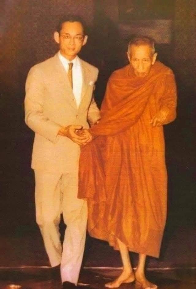 พระอู่ทองออกศึกพิมพ์​ผงสุพรรณหลังเจดีย์​เนื้อดำ 7