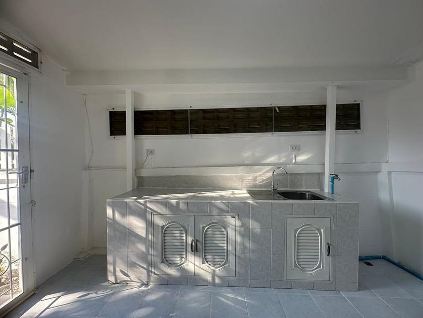 New Renovate Townhouse ร่มเกล้า ซอย 6 แปลงหัวมุม 34 ตรว 2 ห้องนอน 2 ห้องน้ำ 2 ที่จอดรถ  2.35 ลบ 8