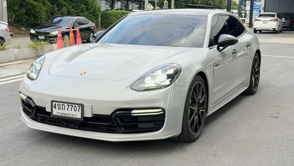 PORSCHE PANAMERA 2.9 E-HYBRID 2019 เป็นตัว 5 ประตู สี Crayon