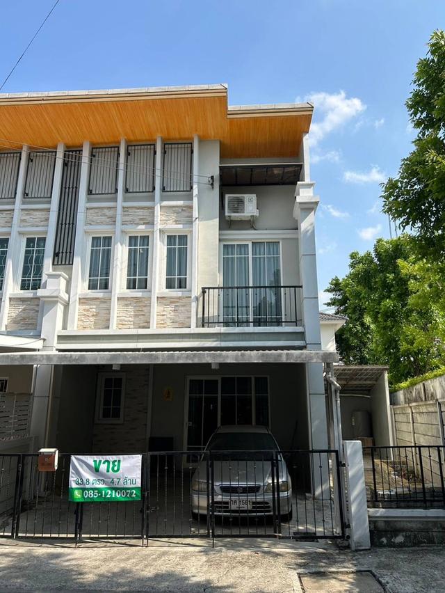 ขายทาวน์โฮม 2 ชั้น หมู่บ้านโกลเด้น ทาวน์ ลาดพร้าว ซอยนวมินทร์ 42 แยก 27 ถนนประเสริฐมนูกิจ แขวงคลองกุ่ม เขตบึงกุ่ม กรุงเทพ ขายราคา 4.30 ล้านบาท ให 4