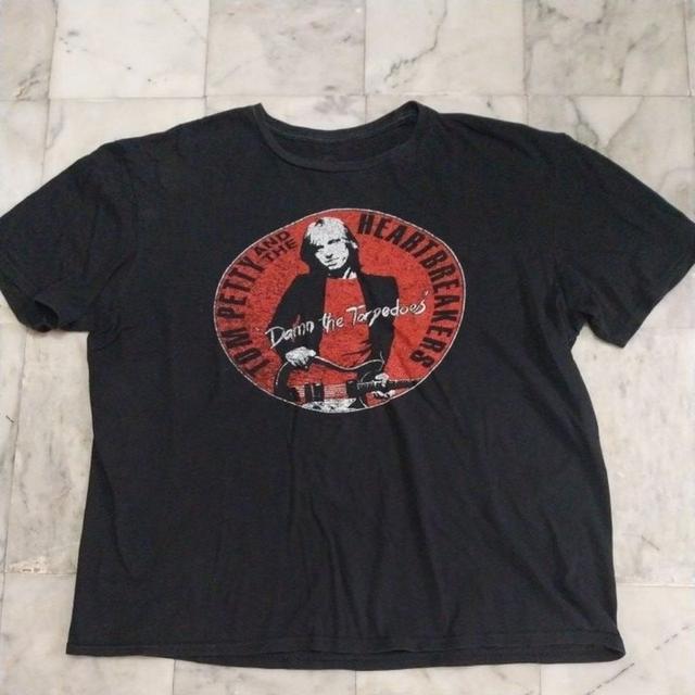 เสื้อยืดแขนสั้น แนวนักร้อง นักแต่งเพลง นักกีต้าร์ชาวอเมริกัน Tom Petty แท้ มือสอง สภาพดี ของพร้อมส่งครับ