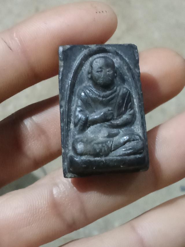 รายละเอียด   พระเนื้อผงดำ พระสมเด็จพุฒาจารย์โต พรมรังษี วัดระฆัง ด้านหลัง รัชกาลที่5 สลัก จ.ป.ร 113 ปี2411 แท้หายากครับ