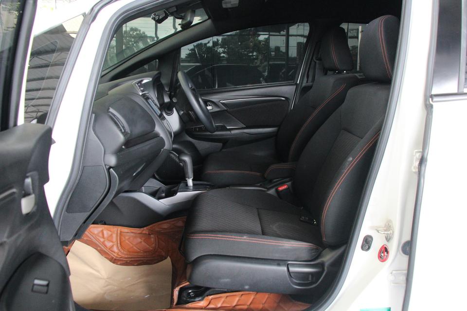 Honda Jazz 1.5RS hatchback 7