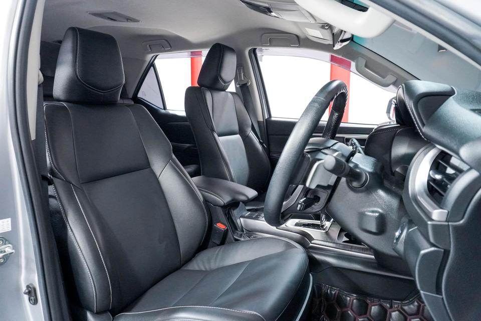 รูป TOYOTA FORTUNER 2.4 V สีเทา เกียร์ AT ปี 2021 3