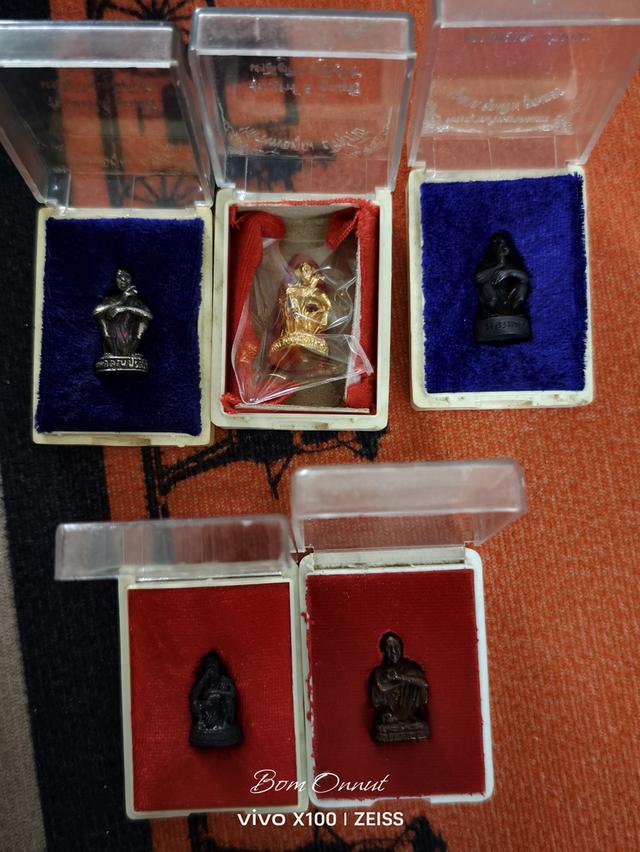 รูปหล่อหลวงพ่อคูณ  ทั้งหมด 5 องค์  2,050 บาทรวมส่ง สินค้าตามรูปภาพที่ลงไว้เลยครับหรือขอรูปเพิ่มเติมได้นัดรับได้แถวกิ่งแก้ว  2