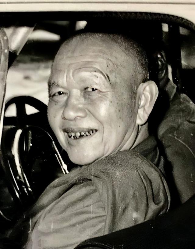 -นอกสายวันหยุด-#เหรียญกลมครึ่งองค์เนื้อทองแดงพระอาจารย์ฝั้น อาจาโร วัดป่าอุดมสมพร สกลนคร พ.ศ.2517เหรียญรุ่น 54 3