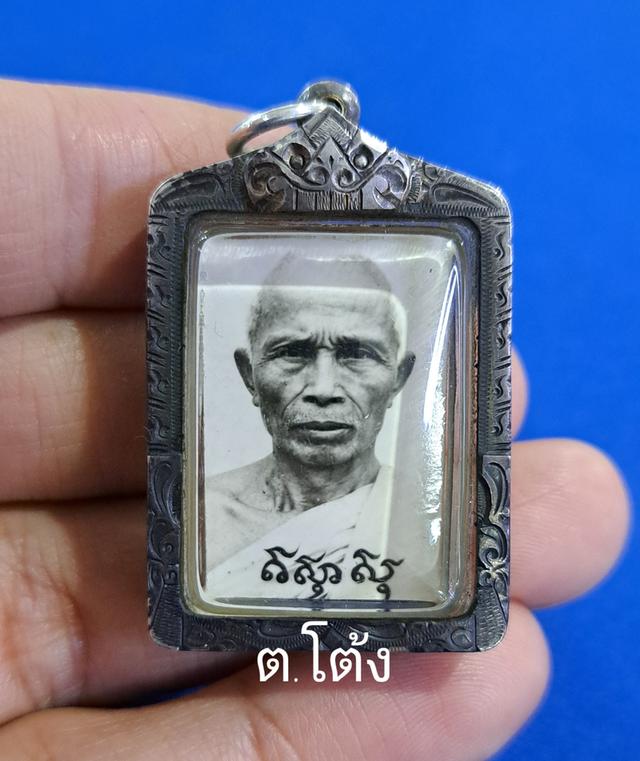 #รูปถ่ายขาวดำรุ่นแรกๆหลวงปู่พระครูวรพรตวิธาน(พันธ์ ติสฺโส) *พร้อมเลี่ยมกรอบเงินแท้*เก่าถึงยุค ยันต์กำกับด้านหน้า อิสวาสุ ด้านหลัง สุสวาอิ 
