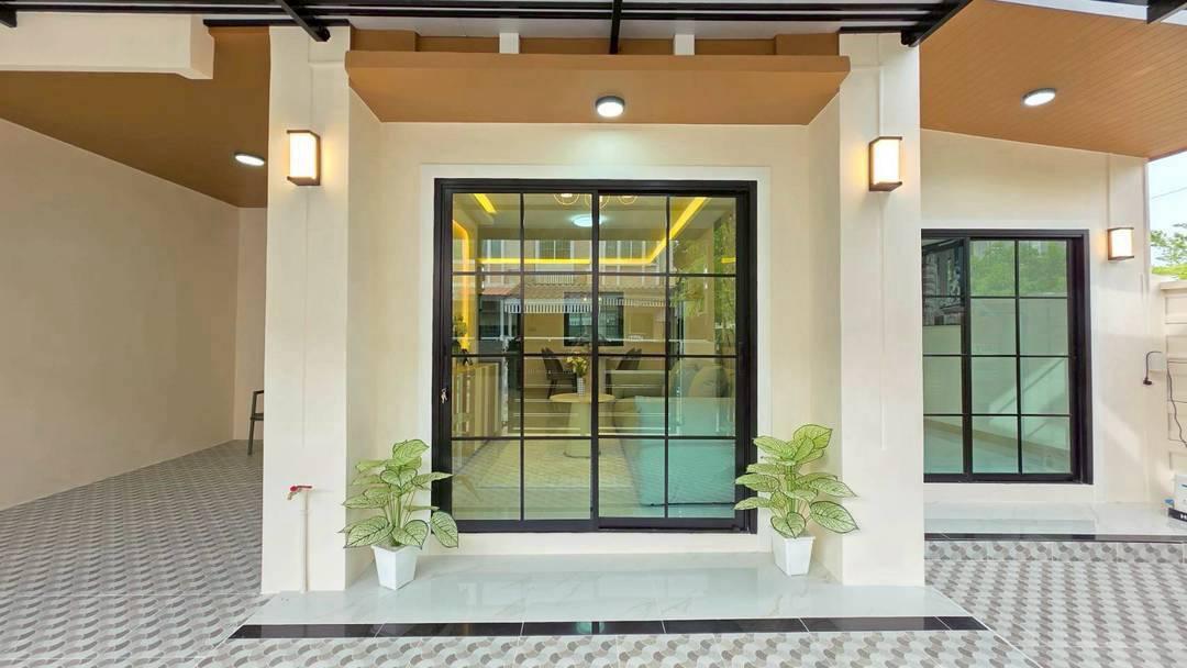 หมู่บ้านพฤกษาวิลล์33-ซอยวัดส้มเกลี้ยงทาวน์เฮาส์หลังมุม มีพื้นที่ด้านข้าง มีศาลาหน้าบ้านพักผ่อน ห้องนอนล่างมีห้องน้ำในตัว 3
